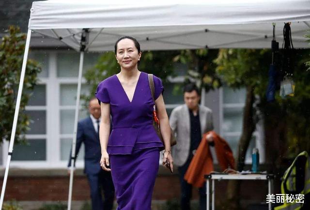 48岁孟晚舟精致出镜，穿条纹衬衫+阔腿裤，挡不住富态气质美