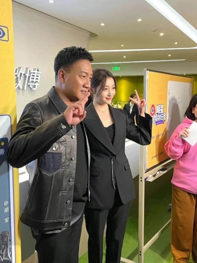 都说关晓彤“不上镜”？看到路人拍的生图，我信了