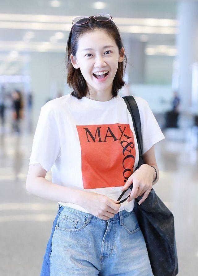 苗苗素颜看起来比化妆好看，一双奶白腿令人羡慕，肌肉线条好美
