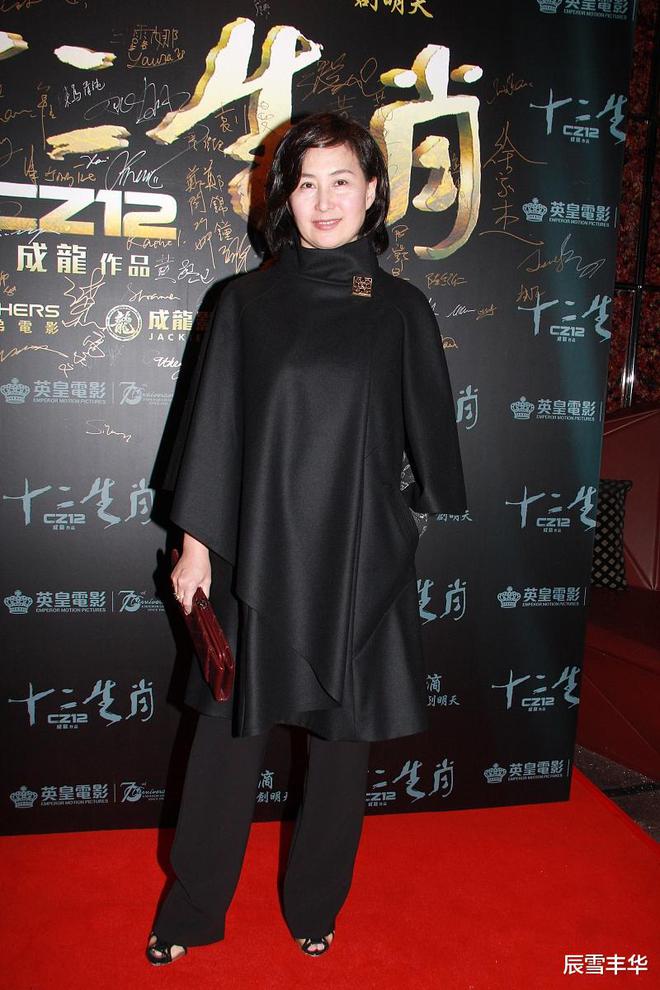 何超琼女主气质真强，贵妇外套穿出豪门气场，宝石黑反衬华贵雪肌