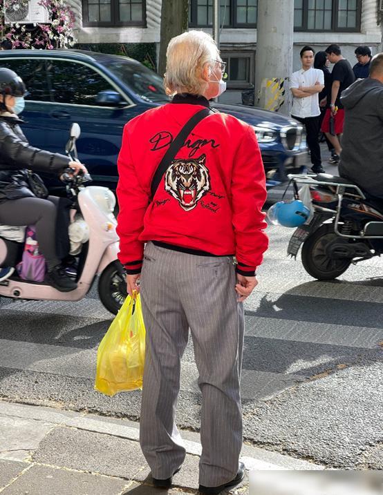 上海街头老年时装秀，年轻人不敢穿不敢想的他们做到了，时尚胆大