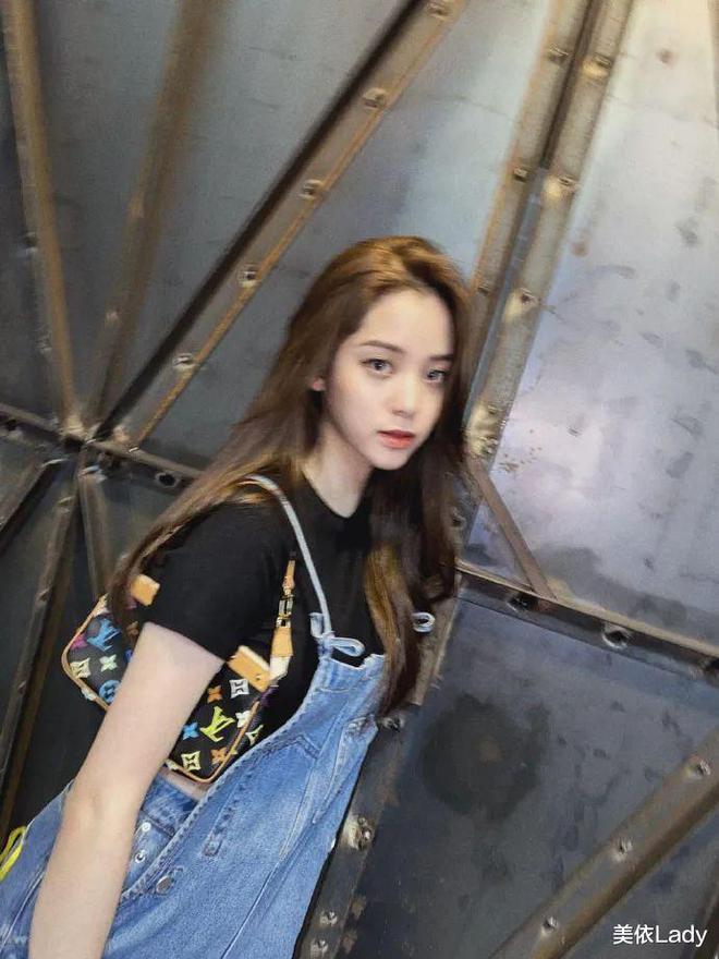 张子枫毕业后开始化妆了！底子好随便化两下就像瓷娃娃，太精致了