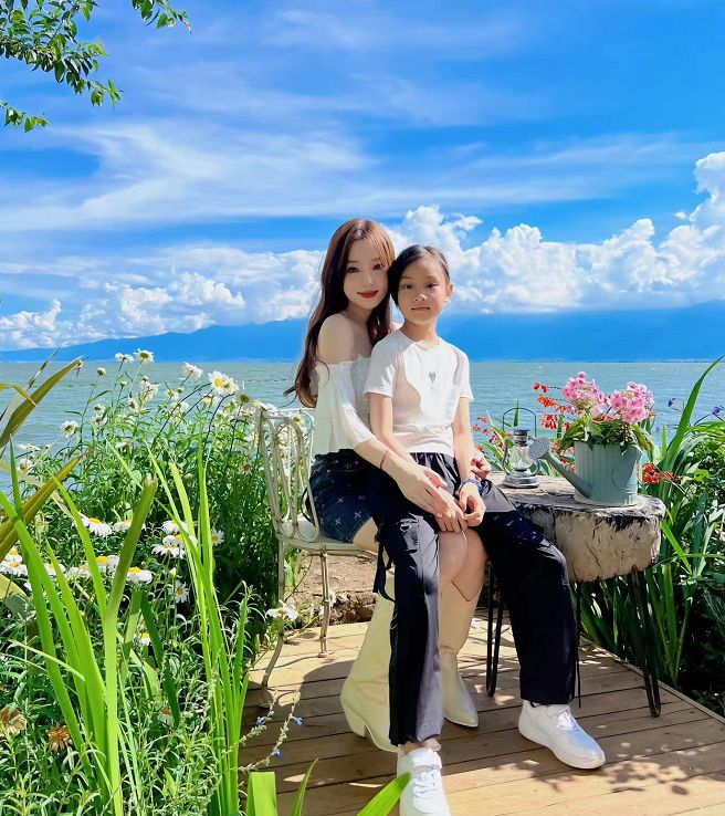 李小璐富养女儿好用心！10岁甜馨穿休闲装看画展，颜值快比妈妈高