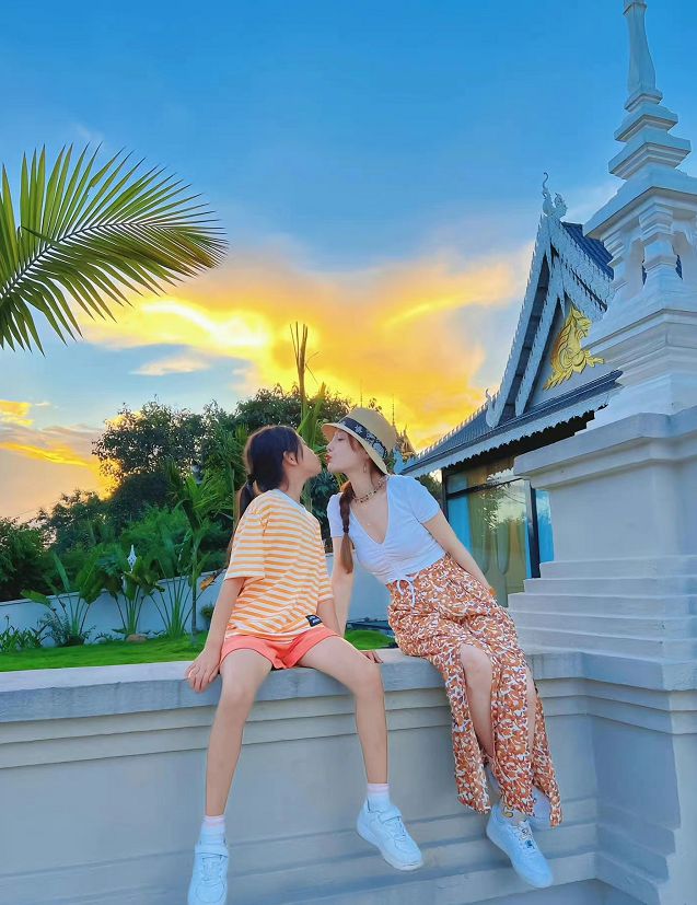 李小璐富养女儿好用心！10岁甜馨穿休闲装看画展，颜值快比妈妈高