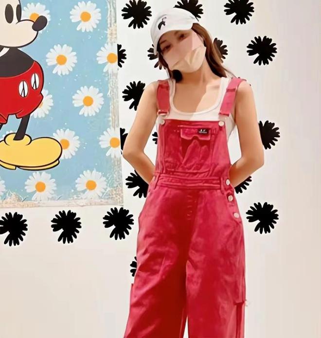 李小璐富养女儿好用心！10岁甜馨穿休闲装看画展，颜值快比妈妈高