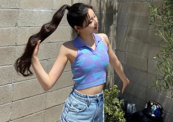 短款上衣如何穿，看韩国美少女穿出双重风格，不仅性感还优雅