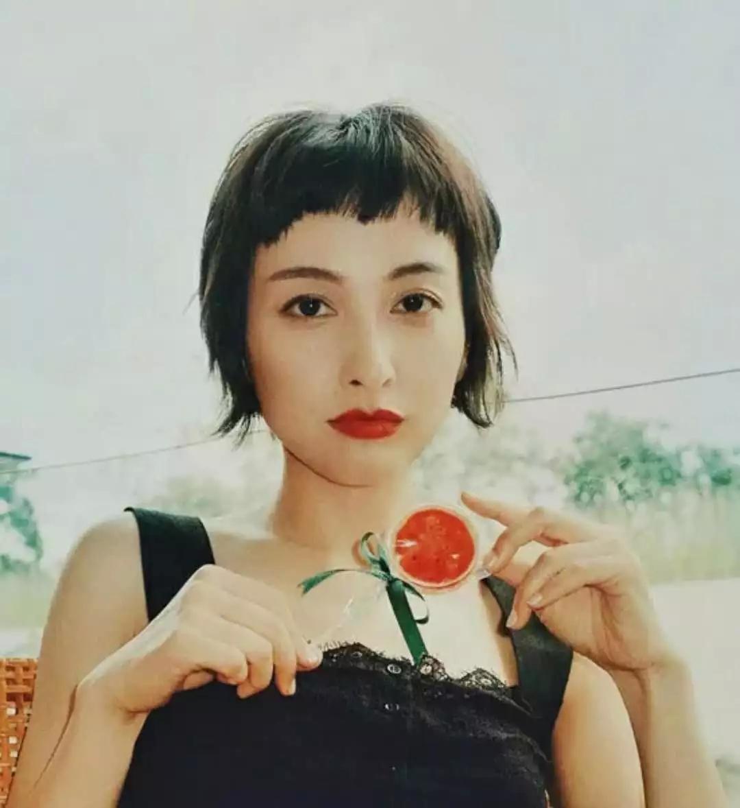 无人超越的奥黛丽赫本，不以美貌“吃老本”，也靠后天保养