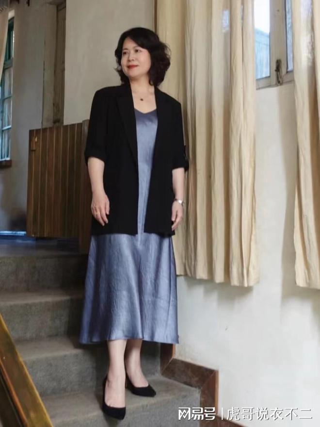 50岁女人别穿牛仔裤了，这4款“显贵”色裙子，帮你解锁优雅气质