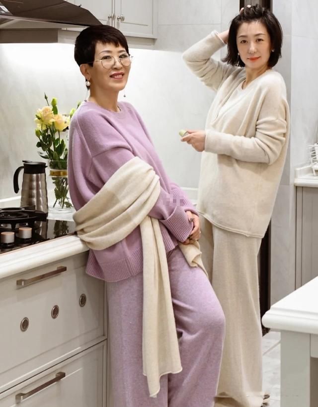 老了之后反而更有气质的日本主妇，除了保养得当，还有得体的打扮