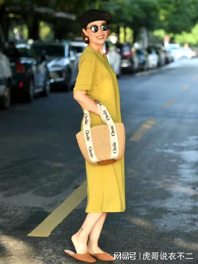 这才是50岁女人最气质的形象 配饰要少而精