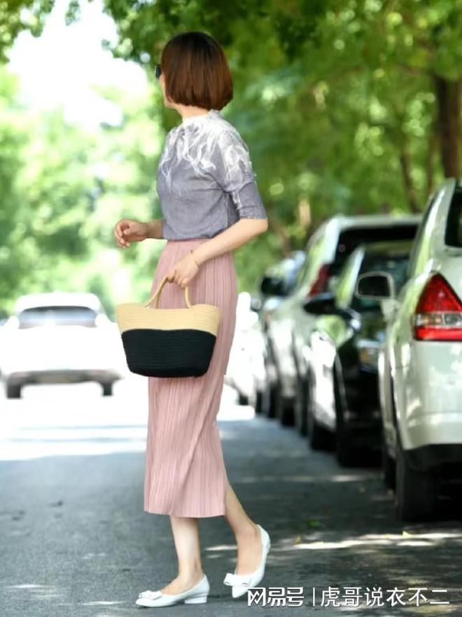 这才是50岁女人最气质的形象 配饰要少而精