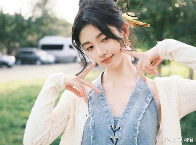 鞠婧祎牛仔吊带look，清新时尚怎么拍都好看，请美女多多营业