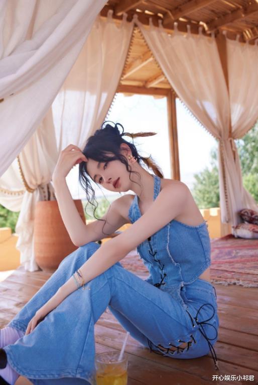 鞠婧祎牛仔吊带look，清新时尚怎么拍都好看，请美女多多营业