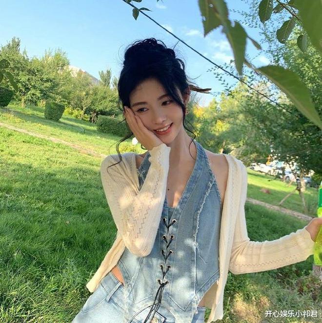 鞠婧祎牛仔吊带look，清新时尚怎么拍都好看，请美女多多营业