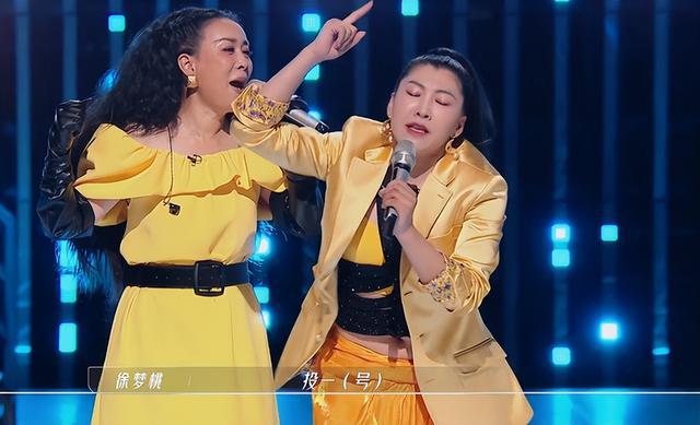 那英出席电影节，一身红色抹胸裙配恨天高，实力演绎，风韵犹存