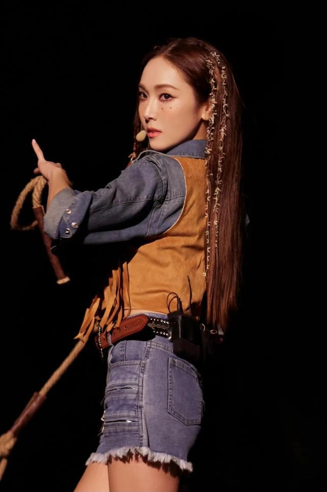 同样是西部牛仔风，王紫璇神秘性感，张歆艺却像个假小子