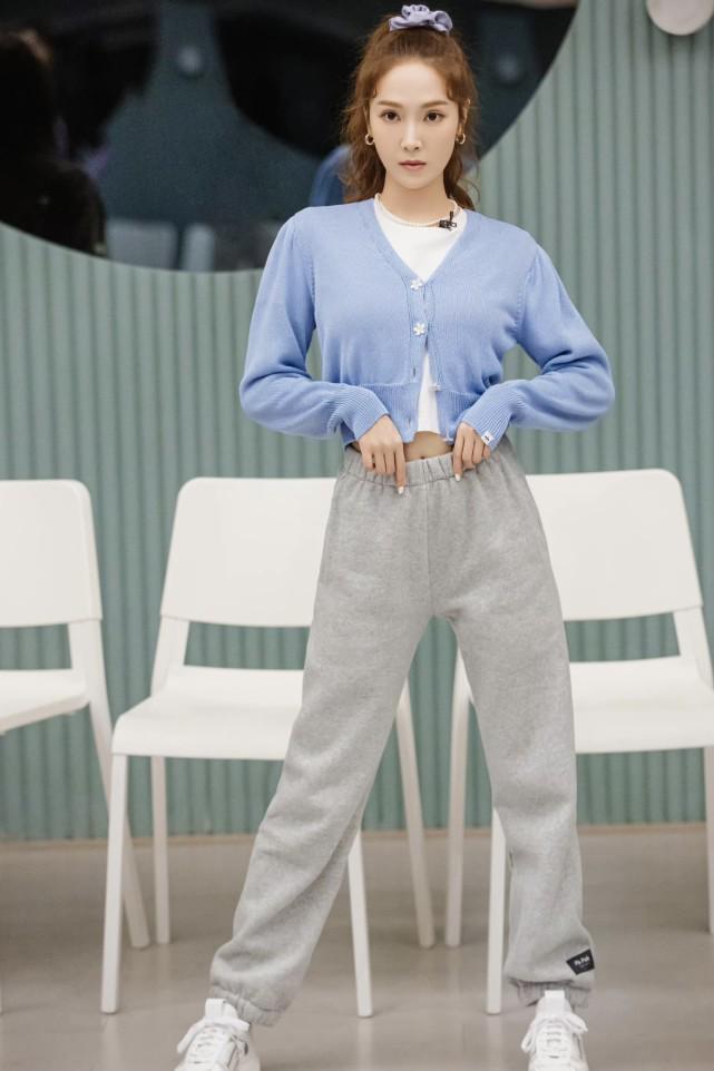 《乘风破浪》舞台服那么丑，却没想到，姐姐们私服这么精彩