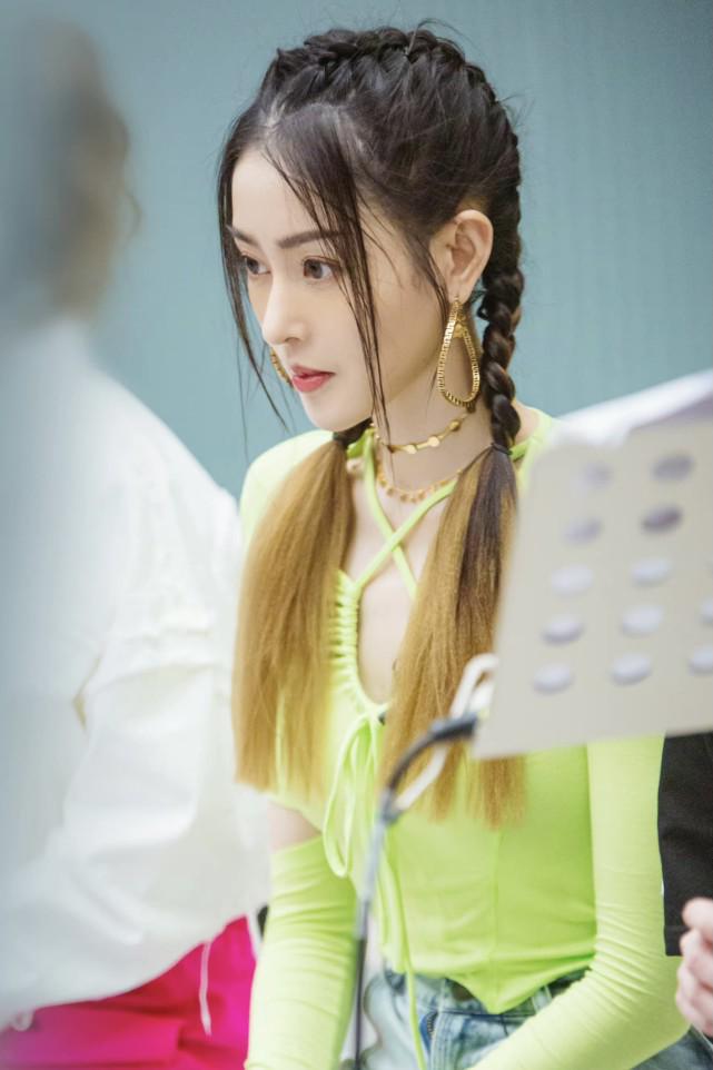 《乘风破浪》舞台服那么丑，却没想到，姐姐们私服这么精彩