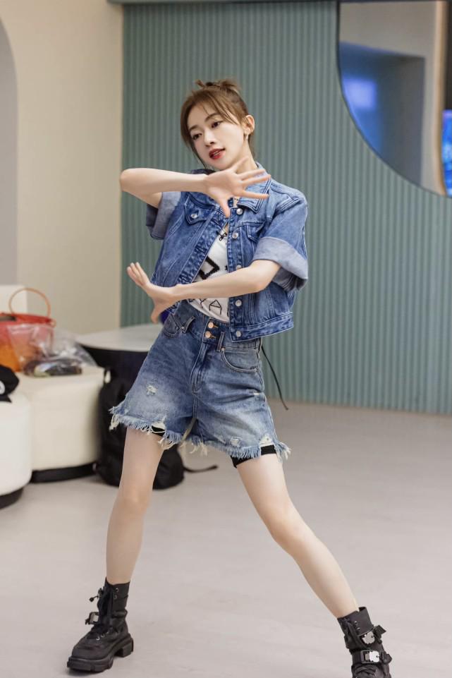 《乘风破浪》舞台服那么丑，却没想到，姐姐们私服这么精彩