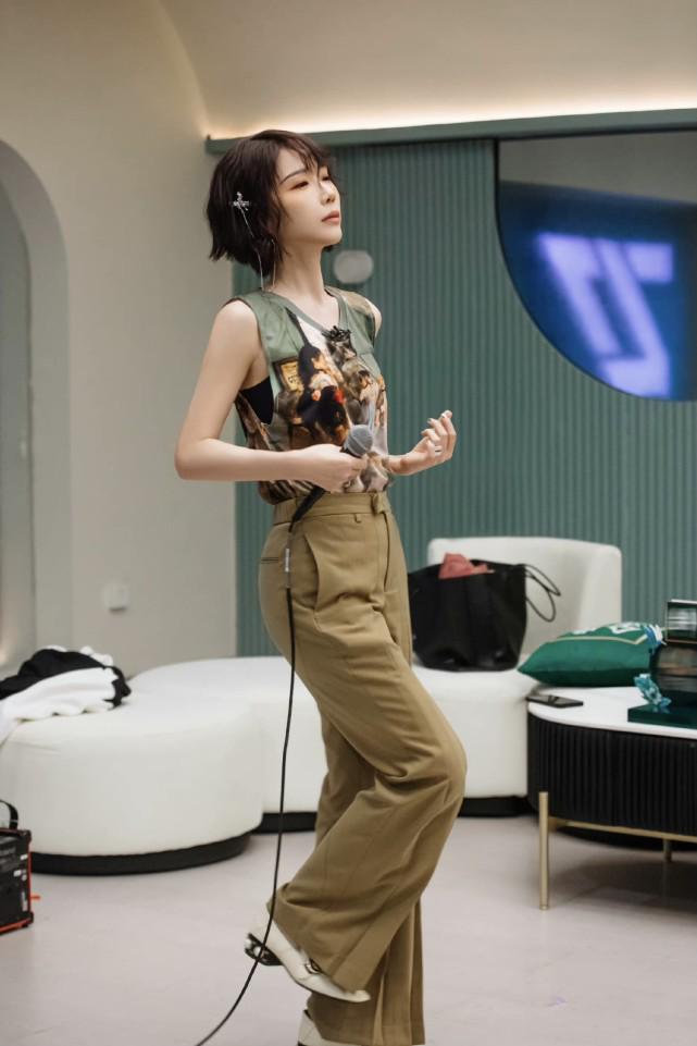 《乘风破浪》舞台服那么丑，却没想到，姐姐们私服这么精彩
