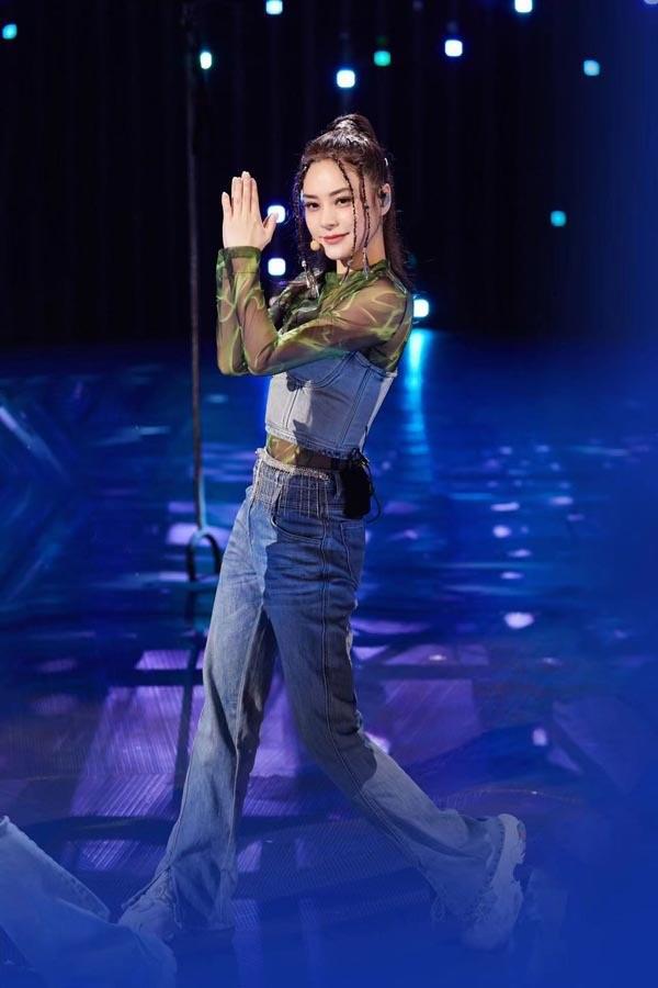 《乘风破浪》舞台服那么丑，却没想到，姐姐们私服这么精彩