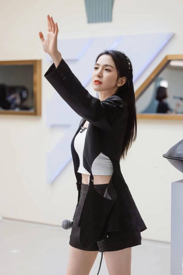 《乘风破浪》舞台服那么丑，却没想到，姐姐们私服这么精彩