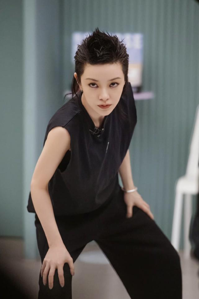 《乘风破浪》舞台服那么丑，却没想到，姐姐们私服这么精彩
