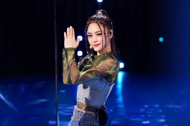 《乘风破浪》舞台服那么丑，却没想到，姐姐们私服这么精彩