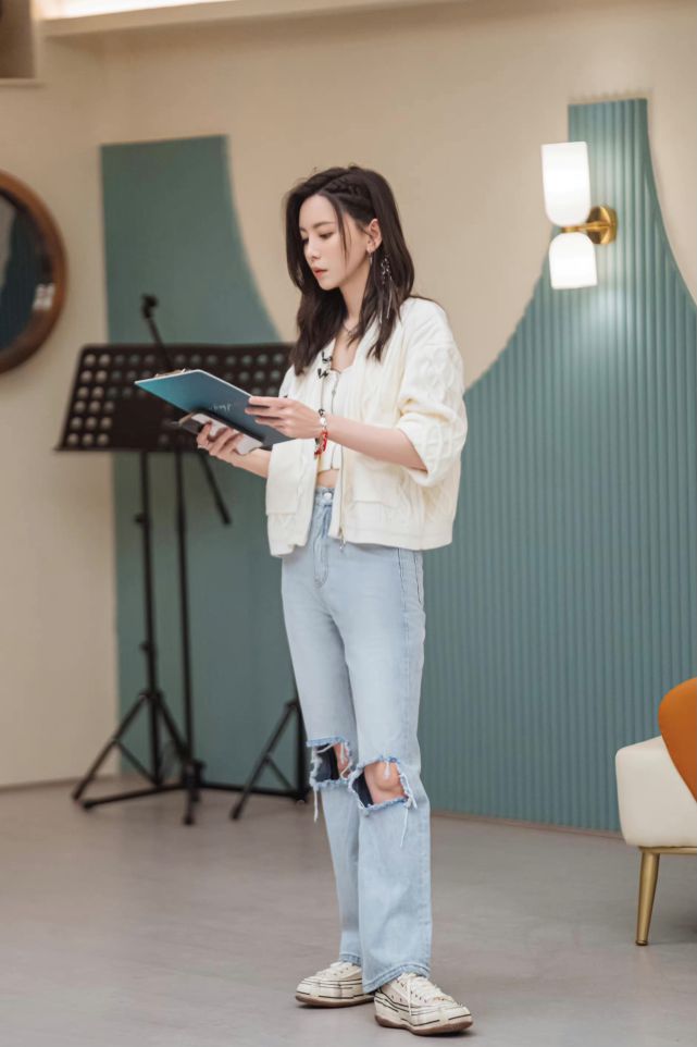 《乘风破浪》舞台服那么丑，却没想到，姐姐们私服这么精彩