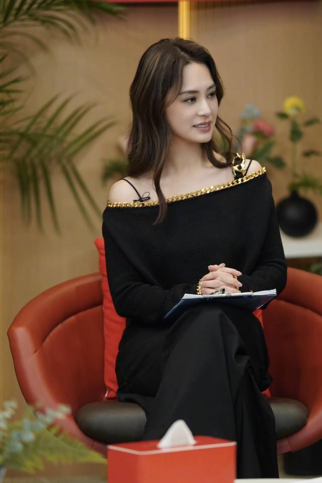 除了那张女娲捏造的神颜，阿娇告诉我们，原来微胖适当露肤很漂亮