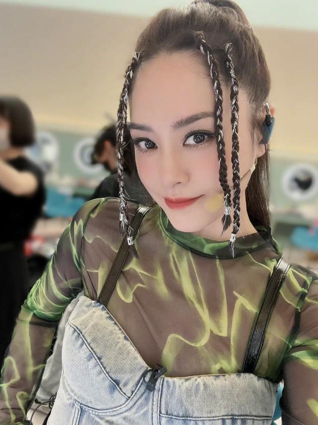 除了那张女娲捏造的神颜，阿娇告诉我们，原来微胖适当露肤很漂亮