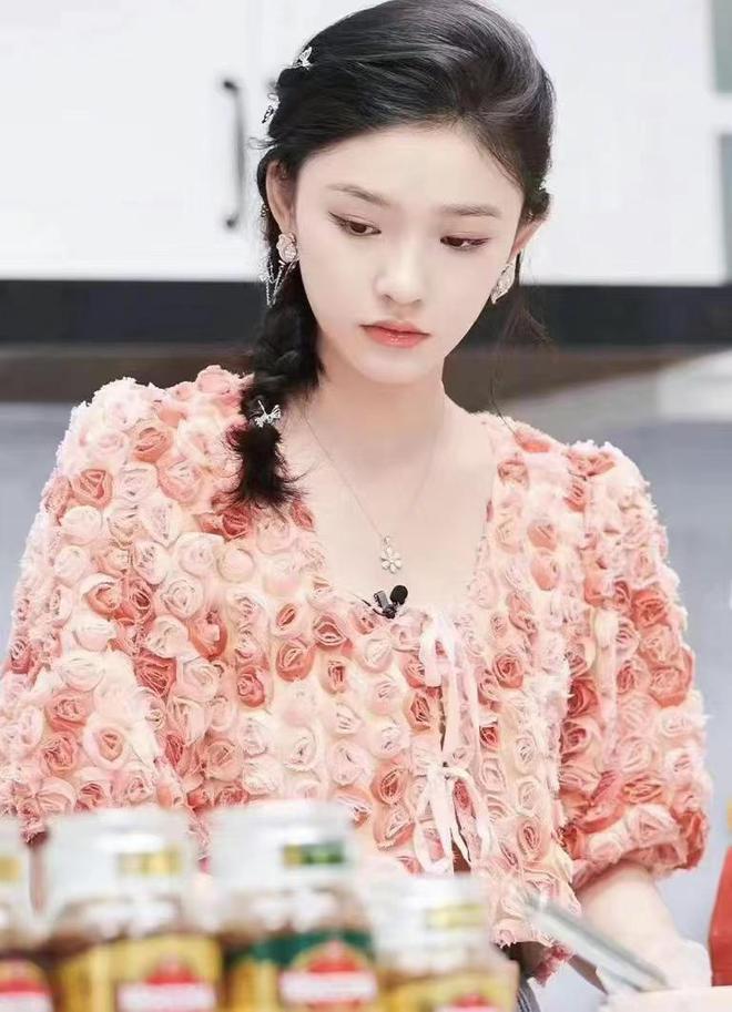 《梦华录》林允二度被渣男骗，生活中却是人精，私服穿搭有一套