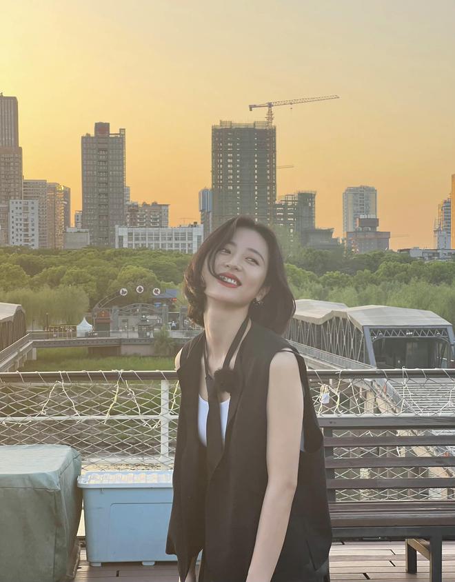《梦华录》林允二度被渣男骗，生活中却是人精，私服穿搭有一套