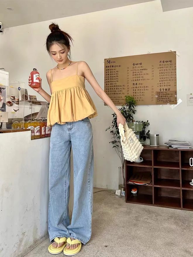 海瑟薇和Lisa罕见同框，服装配色相同，却美得各有千秋