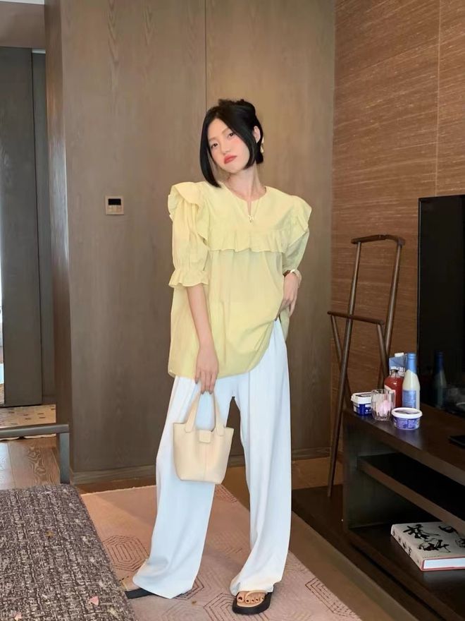 海瑟薇和Lisa罕见同框，服装配色相同，却美得各有千秋