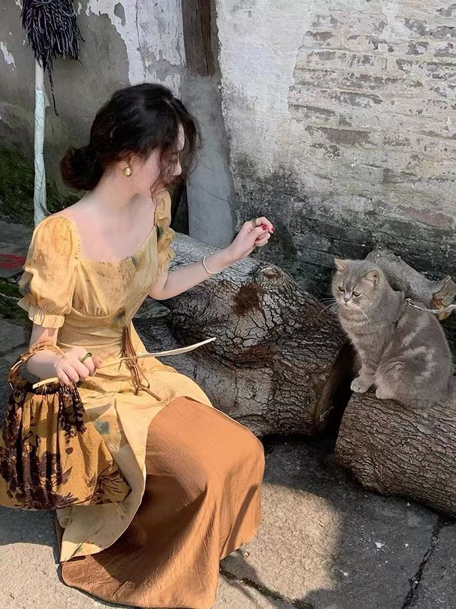 海瑟薇和Lisa罕见同框，服装配色相同，却美得各有千秋