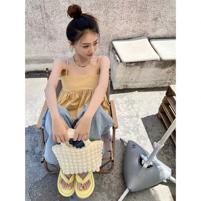 海瑟薇和Lisa罕见同框，服装配色相同，却美得各有千秋