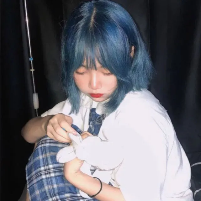 原来刘亦菲也是夏日辣妹，包臀裙配马丁靴，洋气不止一点点