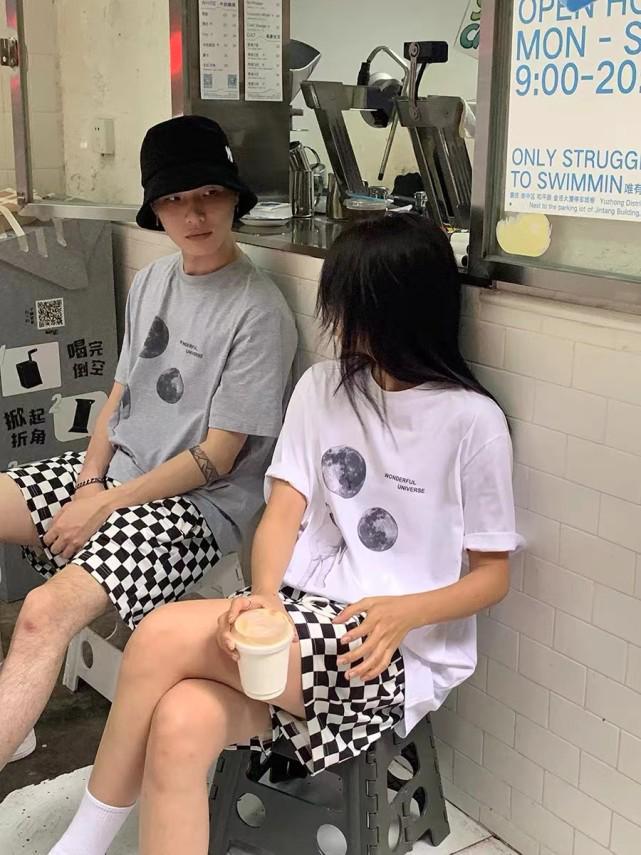 杨幂现身菜场，热裤搭配马丁靴，不愧是“下半身消失法”的鼻祖