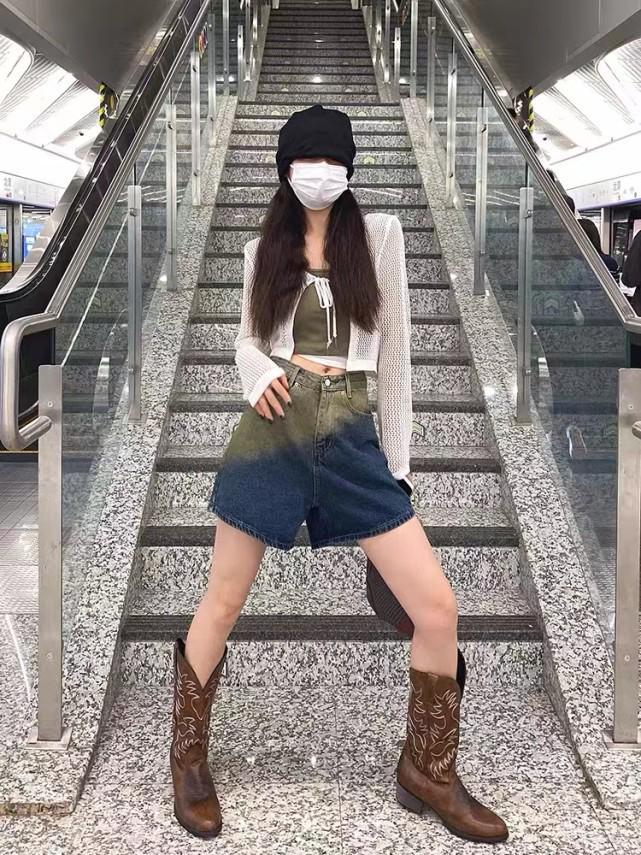 杨幂现身菜场，热裤搭配马丁靴，不愧是“下半身消失法”的鼻祖