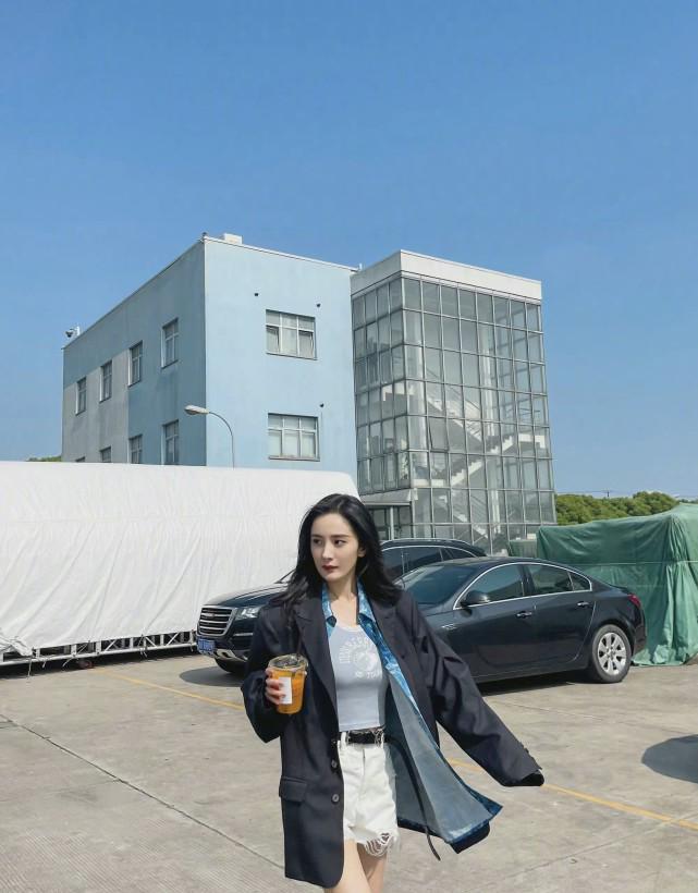 杨幂现身菜场，热裤搭配马丁靴，不愧是“下半身消失法”的鼻祖