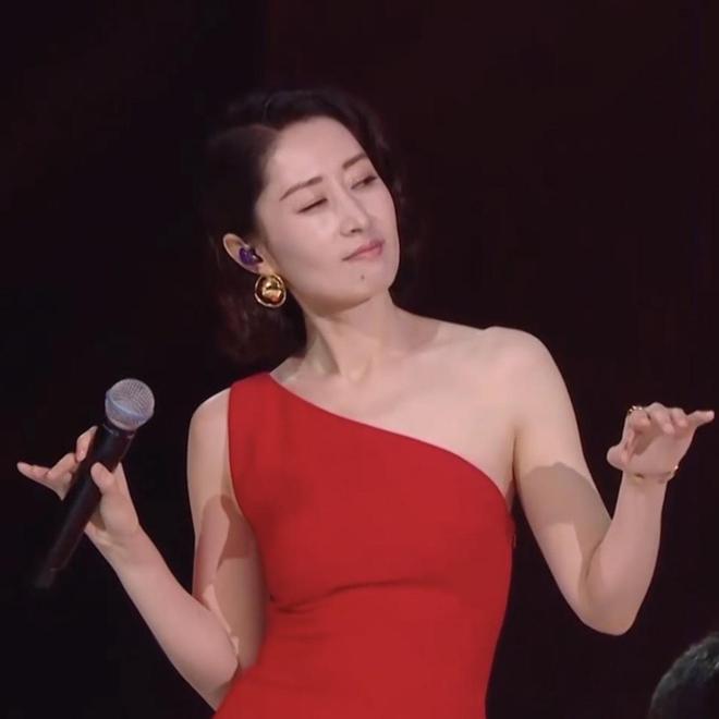 江疏影《女士的法则》的穿搭，翻版王漫妮，不如她私服抓眼