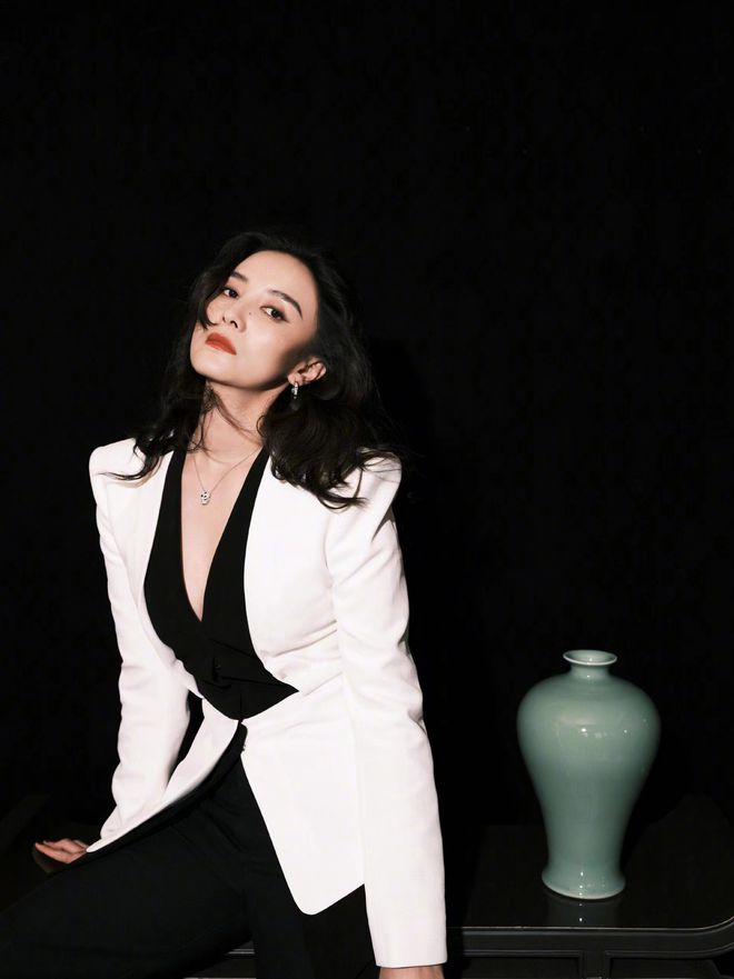 《盛装》宋佳职业女主编竟这么穿？有点像是中国版穿普拉达的女王