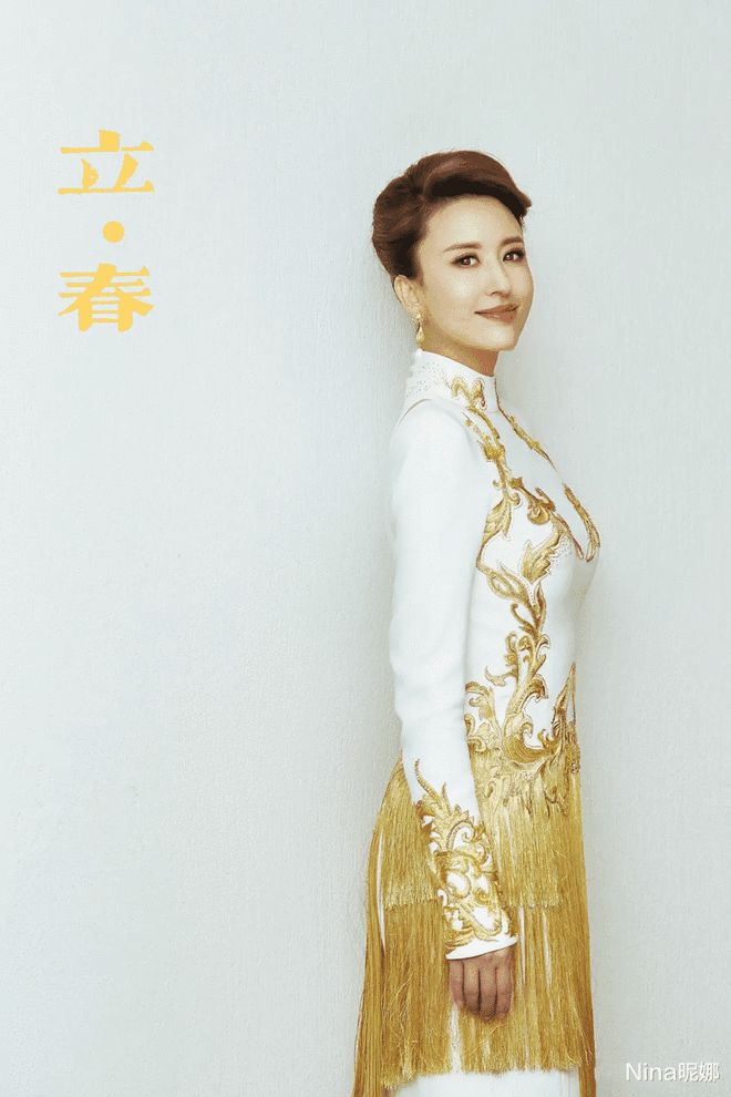 央视主持张蕾有多丰满，穿鎏金裙挂百条“土豆丝”，这“沙漏身材”央视女主持人少见