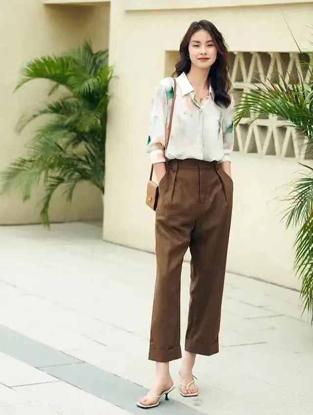 真正的美人都是懂穿搭的，因为恰到好处的衣着打扮，更加明艳动人