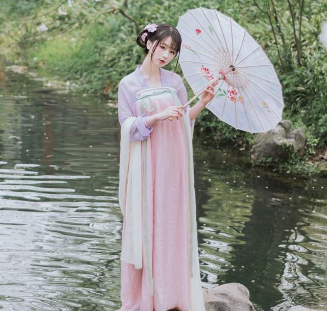 夏天不止T恤和短裤，还有这条清凉温柔的裙子，让你美得惊艳时光