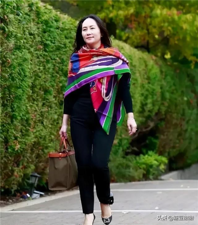 年过50的女人，最好别“上衣塞裤腰”，瞧孟晚舟这样穿，太气质了