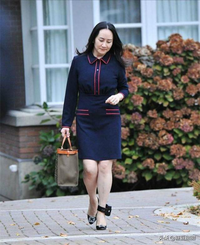 年过50的女人，最好别“上衣塞裤腰”，瞧孟晚舟这样穿，太气质了
