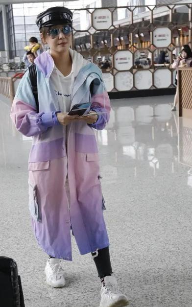 女人到了中年，切忌穿这2个颜色，多穿另外6个，更能显白减龄