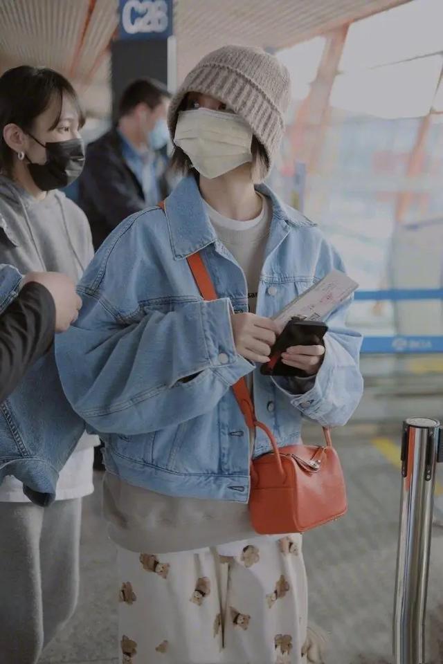 杨丞琳穿衣有态度，“小熊睡裤”搭牛仔外套高调走机场，很会玩